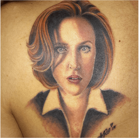 Scully portréja Lara -tól a Speakeasy tetoválószalonban.