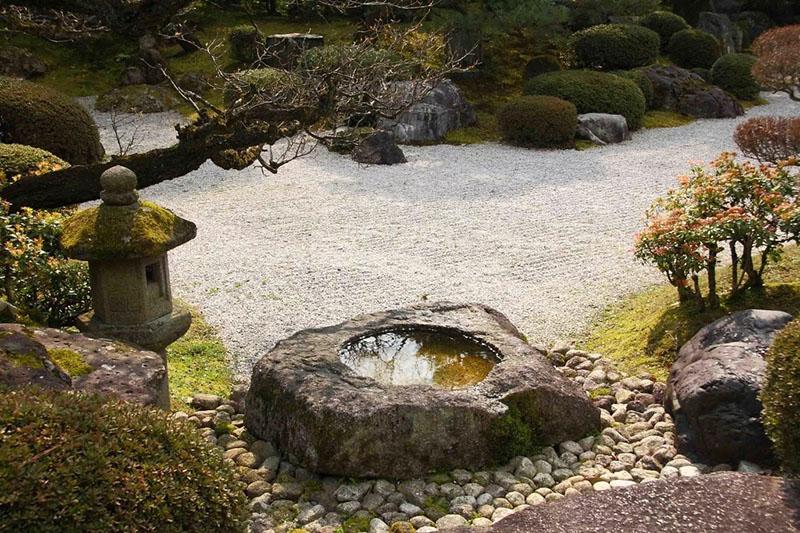 središnji objekt u japanskom vrtu