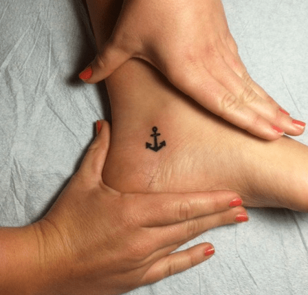 Denne tatoveringen hjelper henne å være forankret.