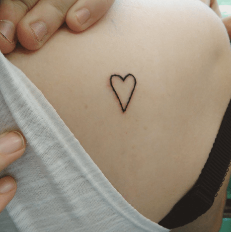 Az apró-szív-in-a-random-spot tetoválás.