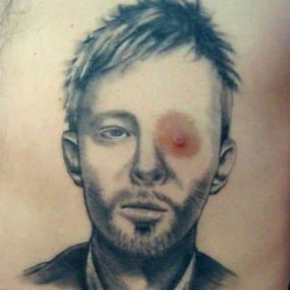 Nem vagyunk 100% -ban, ha ez a fickó hatalmas Radiohead rajongó, vagy csak élvezi a gúnyt Thom Yorke -on, de ez a tetoválás minden alkalommal megnevettet bennünket, amikor meglátjuk.