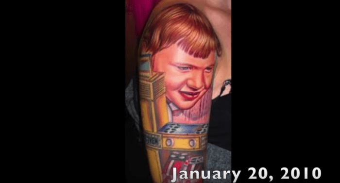 I 2010 fikk tatoveringsmodellen Kelly Eden en tatovering på overarmen av Nikko Hurtado. Designet er inspirert av en vintage Easy Bake Oven -annonse, som inneholdt Edens mor som barn.