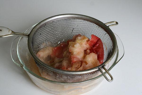 wrijf de gekookte appels door een zeef