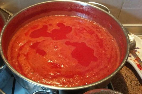 Tomaten koken met suiker en zout