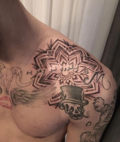 Mandala -tatovering på Zayn Maliks skulder, utført på Natives With Ink i Southhampton, NY Foto: Instagram.