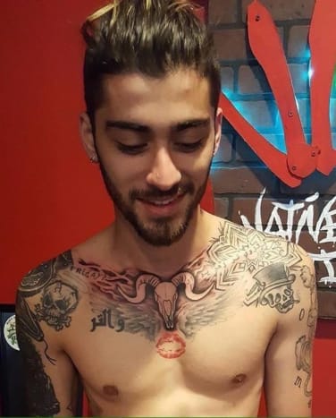Zayn Malik viser frem tre nye tatoveringer utført over brystet og skulderen. Foto: Instagram.