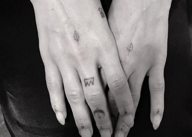 Zoe Kravitz 18 éves korában készítette el első tetoválását, egy kis szívet, fölötte üvegekkel, ami szerinte az önszeretet szimbóluma-és 28 évesen még mindig szeret tű alá menni. friss tinta. Miután a múlt hónapban a kezére tette az új levél tetoválásokat, Dr. Woo közzétett egy fotót a cicákról Instagram -fiókjában, és a felvételt a következő felirattal írta fel: „[leveles emoji] szuperhatalommal rendelkezik a homezo lány @zoeisabellakravitz számára.” Dr. Woo felelős Kravitz számos más tetoválásáért, beleértve a repülő sasot a jobb alkarján és a „Bahama -szigetek” pálmafa tetoválást a bal alkarján.